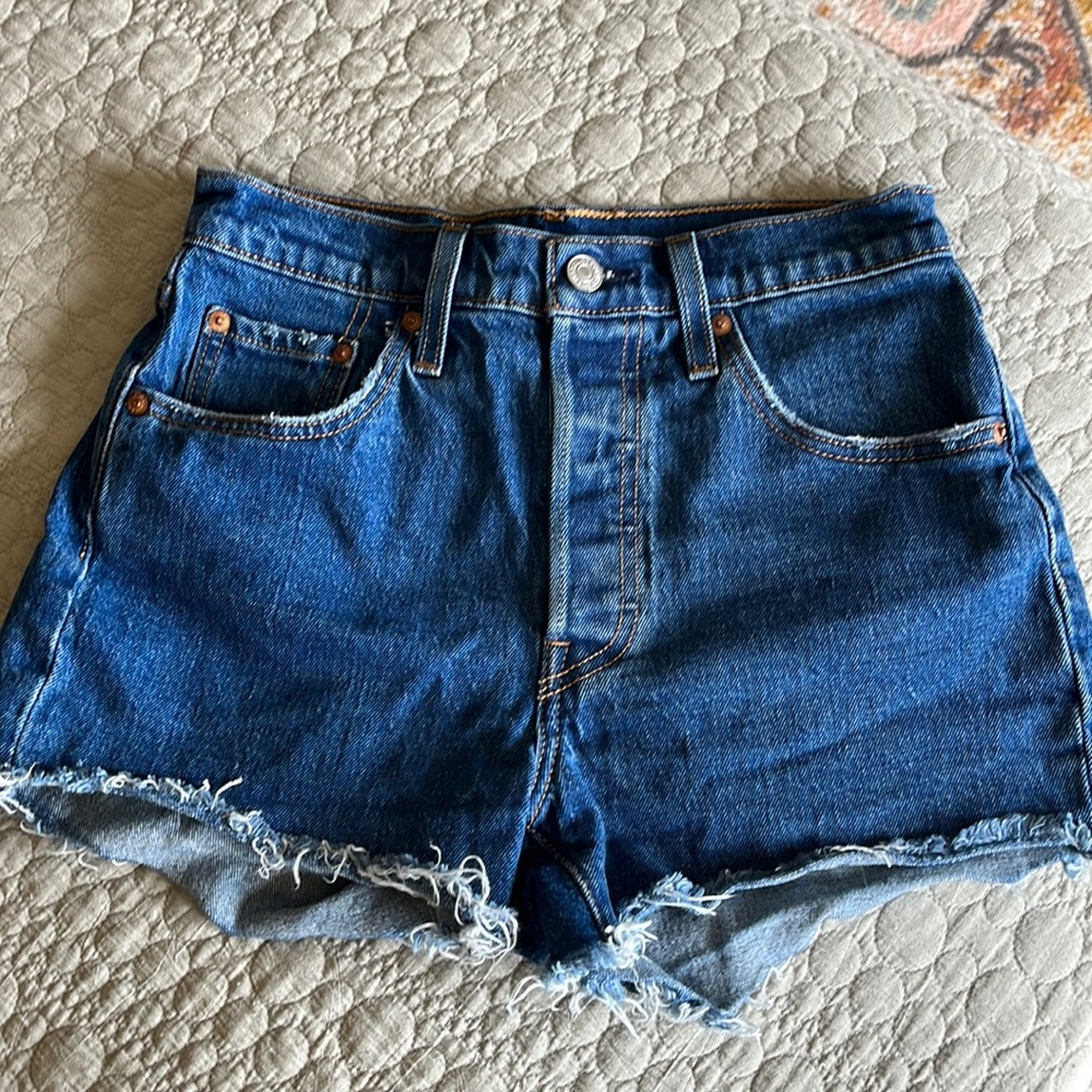 Levi 501 shorts size 25
